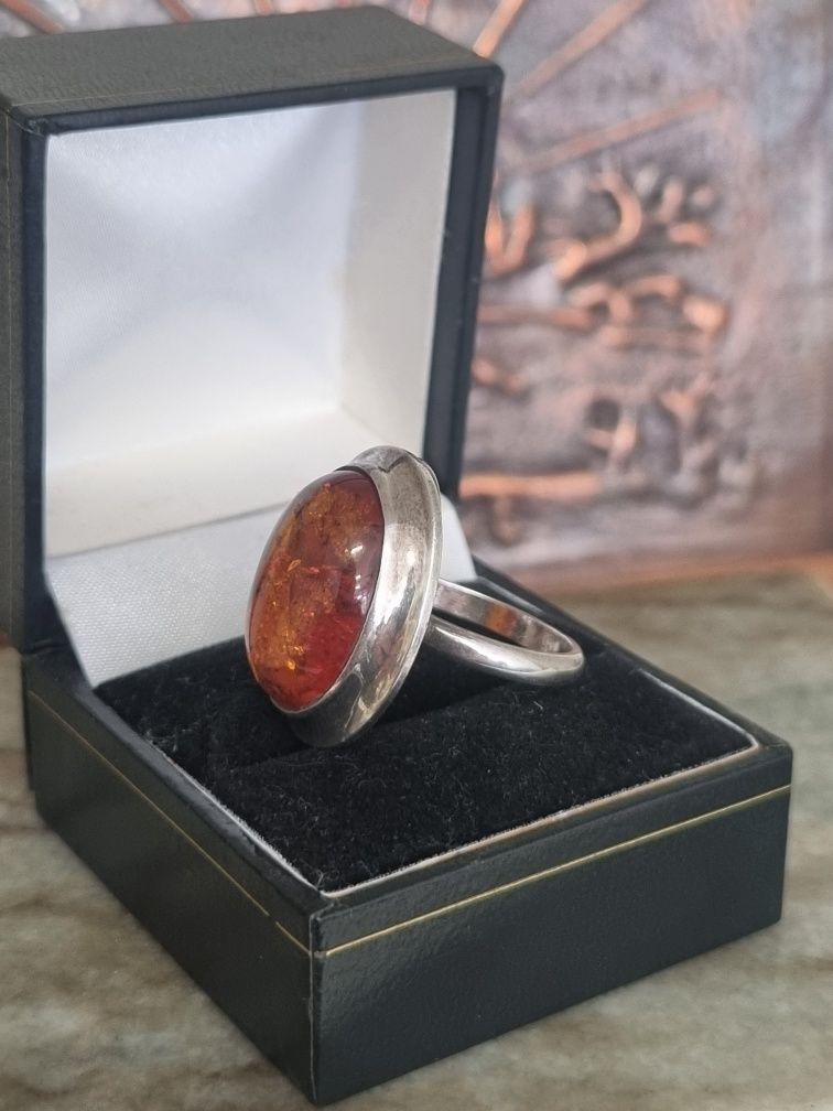 Стар сребърен пръстен 925 проба с естествен Балтийски кехлибар .