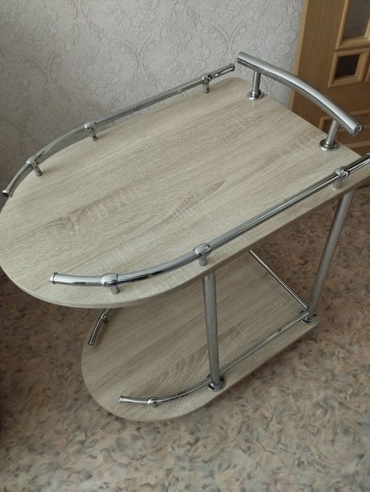 Столик на колесиках