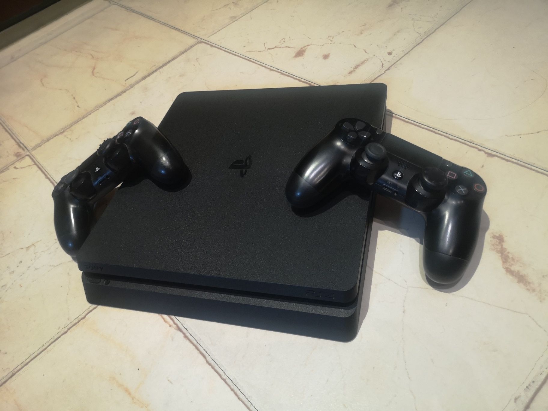 PlayStation 4 slim 1Tb в перфектно състояние