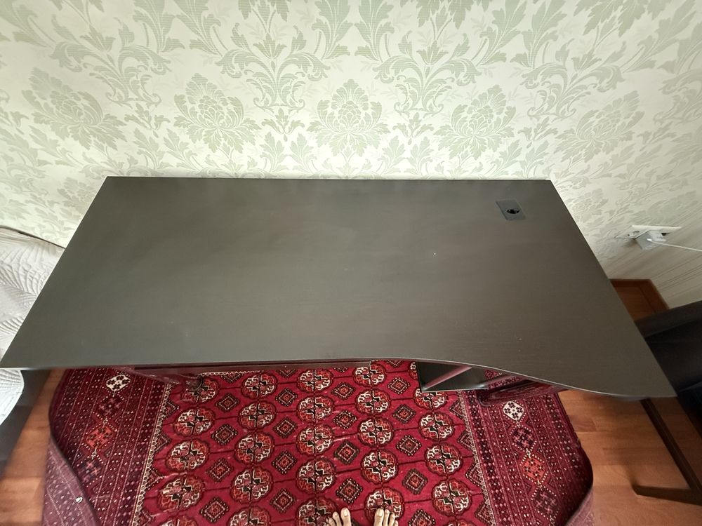 Рабочий стол из дерева