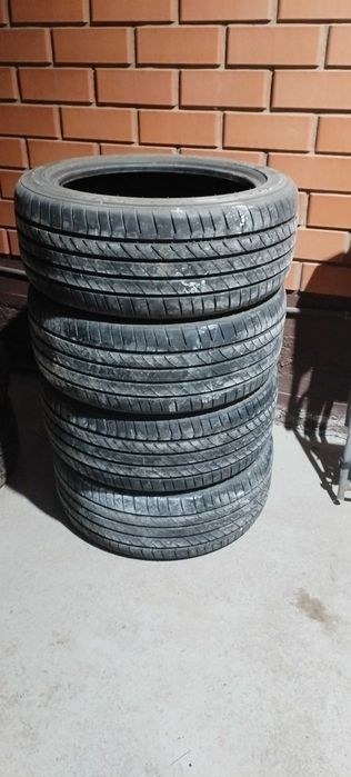 Продам резину 225/45/17 в отличном состоянии