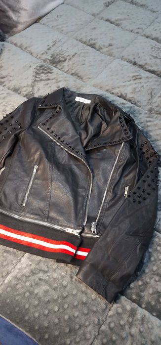 Geaca neagra cu tinte