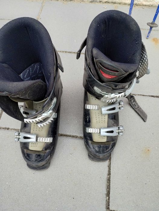 Vând schiuri folosite