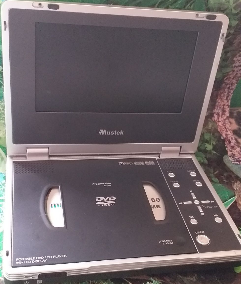 DVD player portabil Mustek.