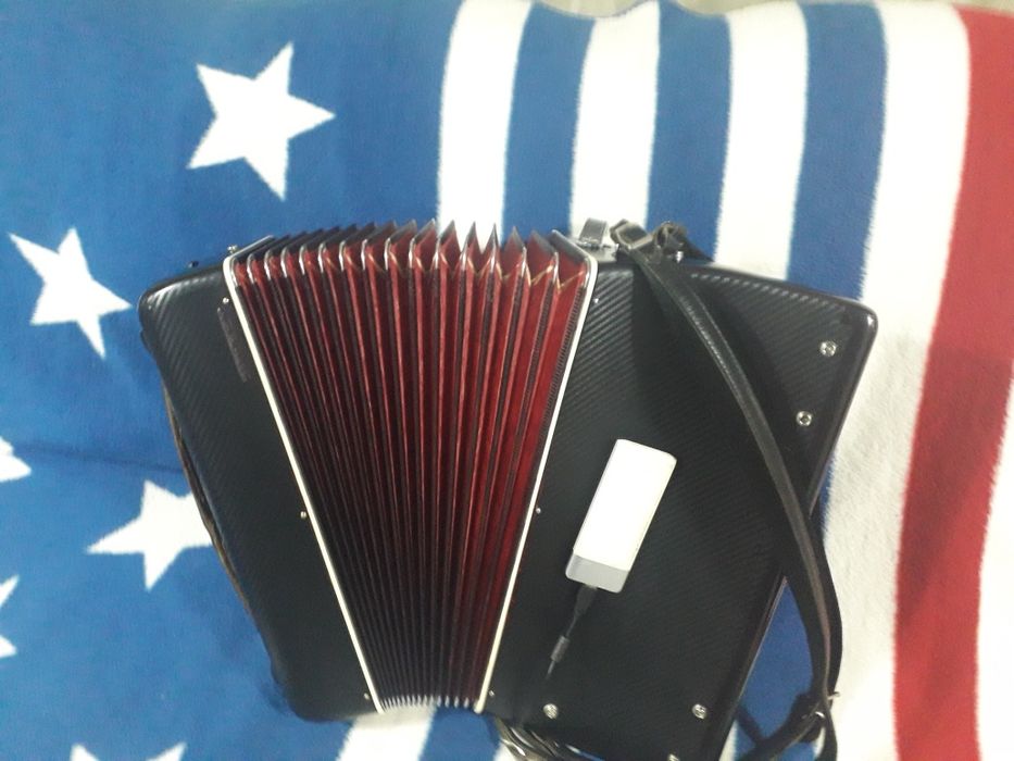Vind acordeon Italian cu midi stare f buna  are midi moga