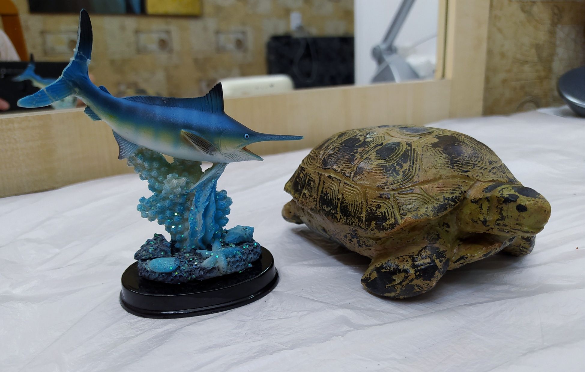 Реалистичная черепаха и статуэтка