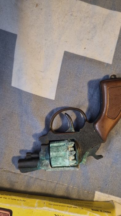 Пистолет играчка