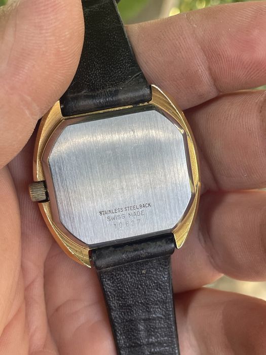 Ceas model tv elvetian