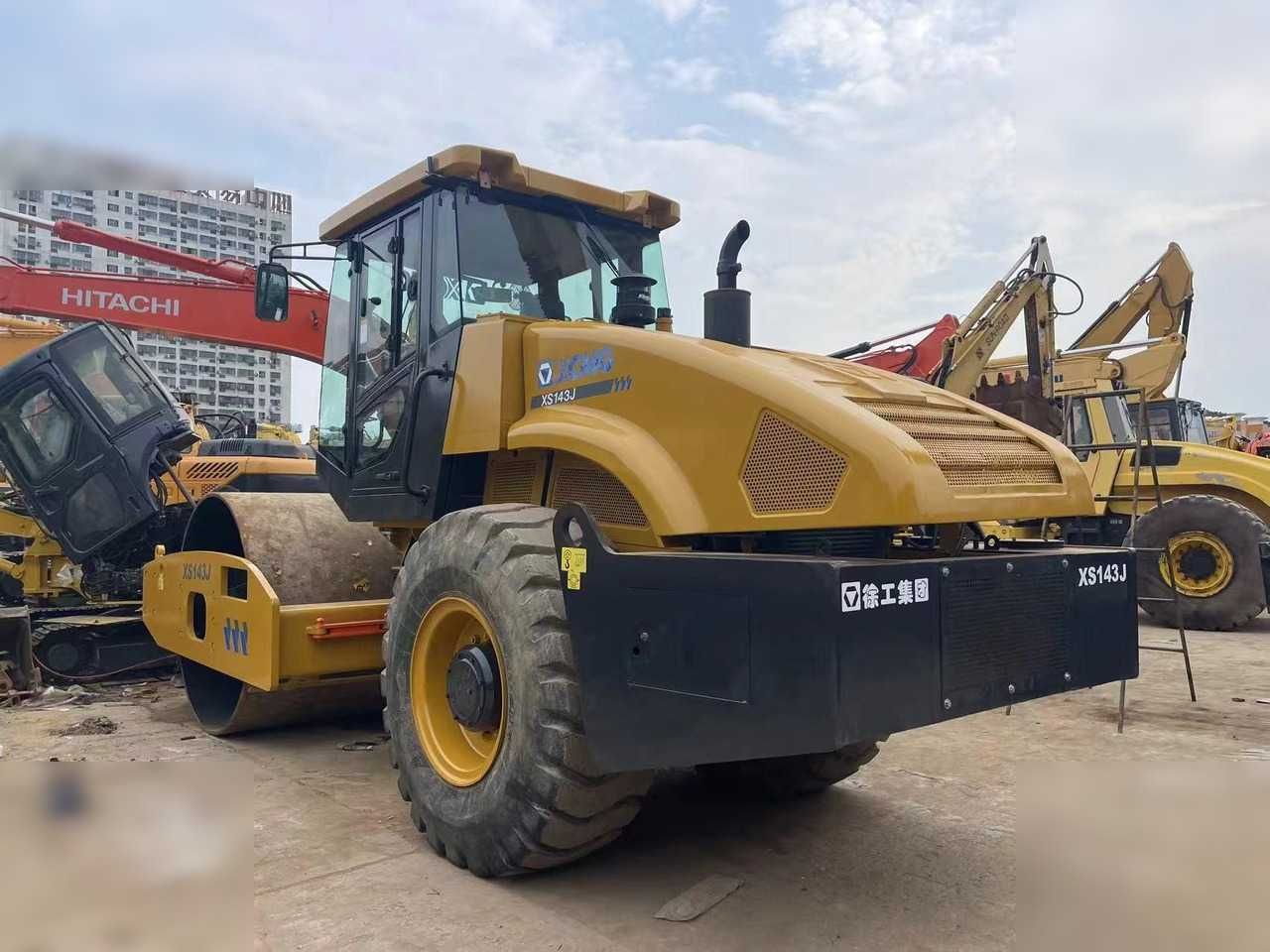 Каток XCMG XS143J. 14 тон. бошка турдаги махсус техникалар хам мавжуд.