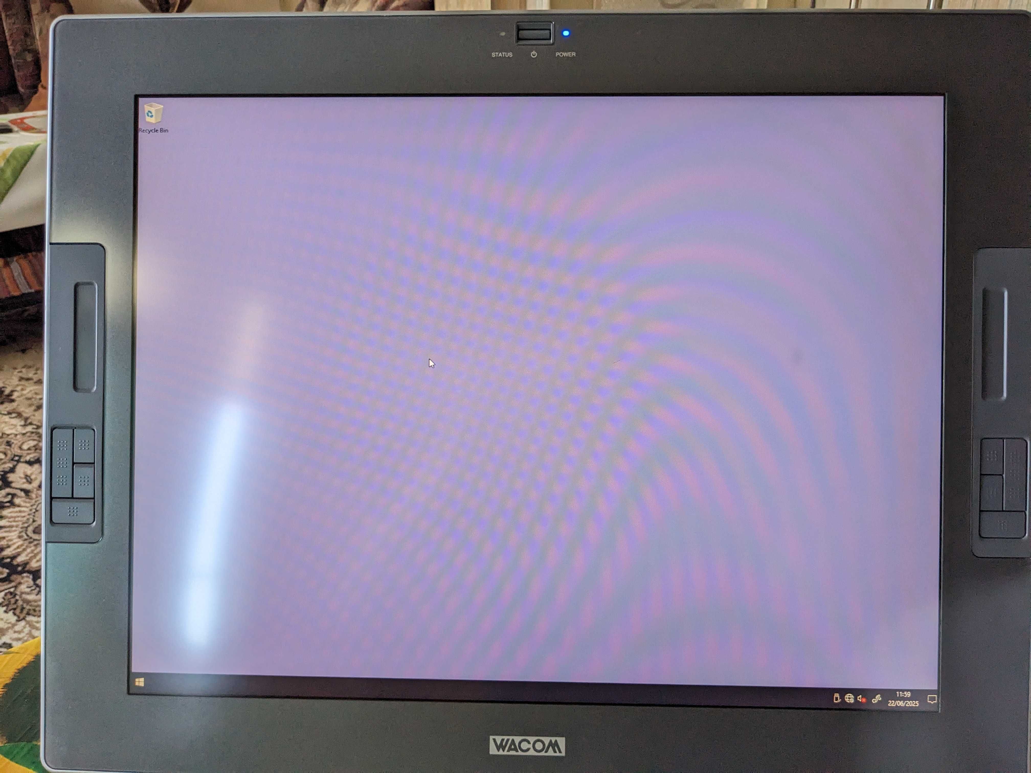 Cintiq 21UX DTZ-2100 Графичен таблет + стойка + писалка и захранване.