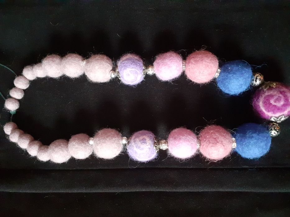 Бусы войлочные,ручная работа