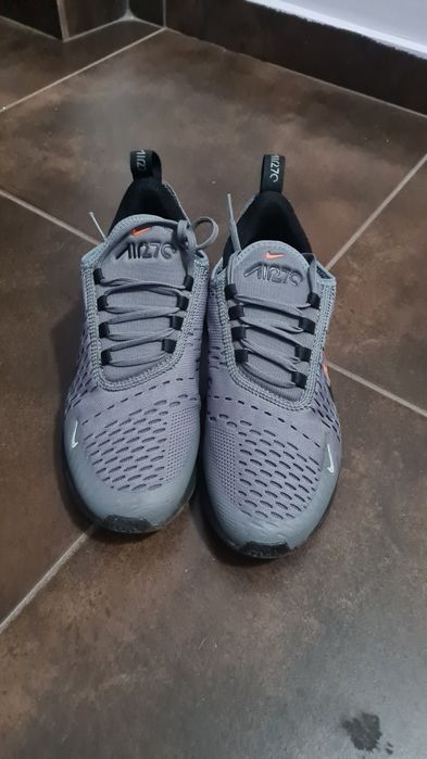 Vand adidasi nike si adidas