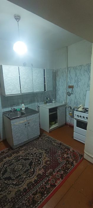 Узимни кварам сотилади 2 хона 2 этаж 2 та балкон бозор макрони тугриси