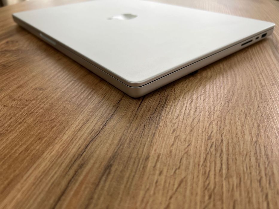 MacBook Pro 16" M1 MAX 10-Core CPU, 32-Core GPU, 32GB RAM, 1TB SSD