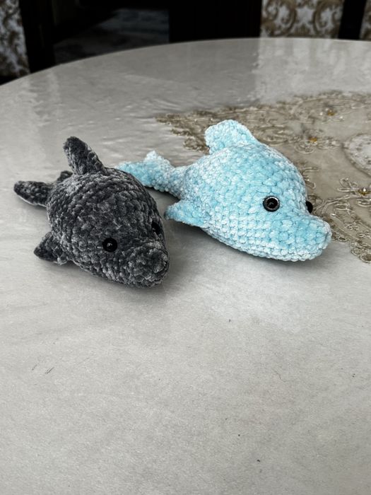 Вязанный подарочный дельфин