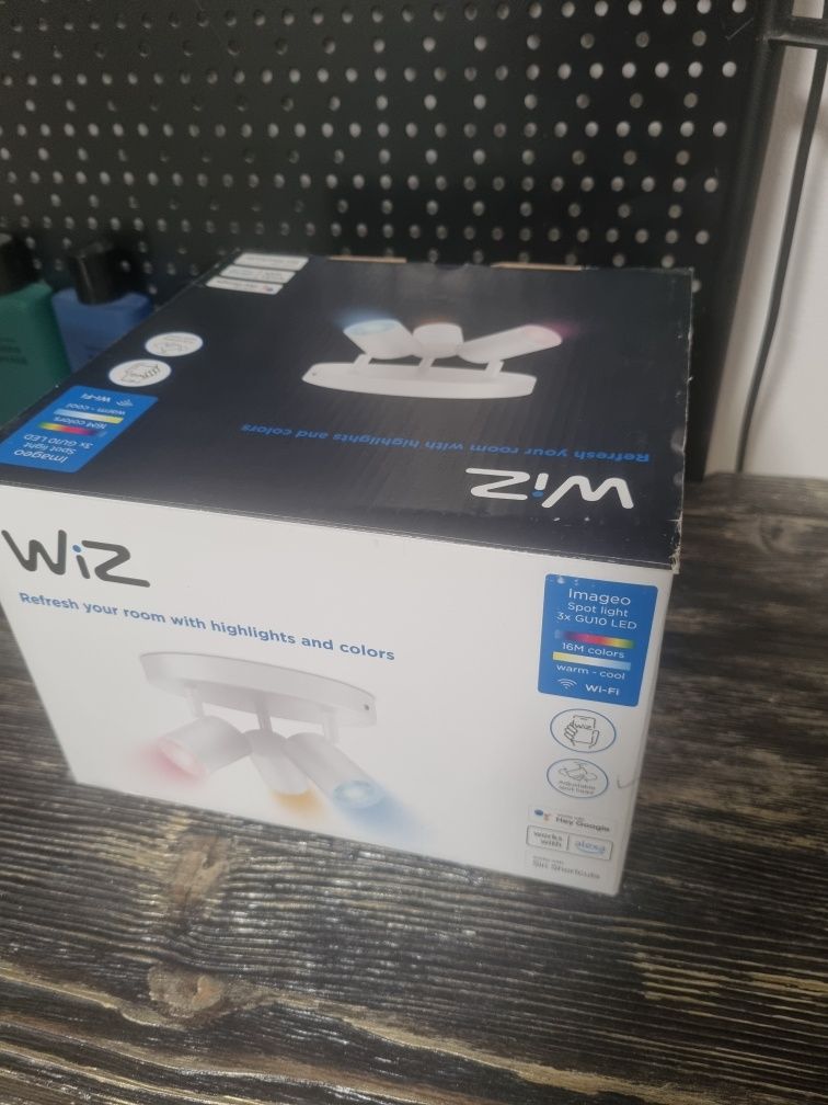 Vind plafoniera cu 3 spoturi smart Wiz sau schimb