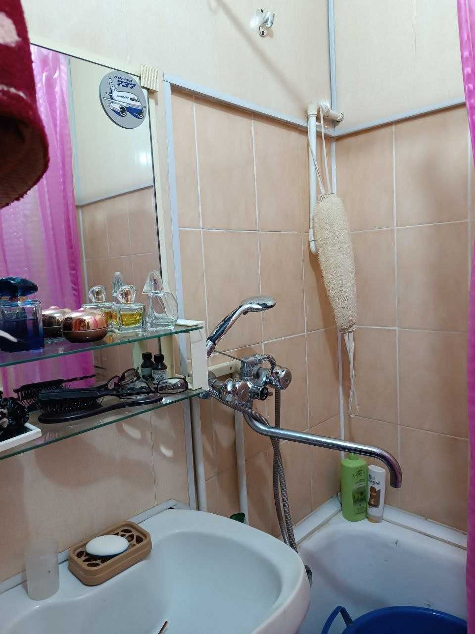 1/5/5 Сергели 7 с бал. 2х6 м! . Квартира 44 м². Метро "3 бекат" -300 м