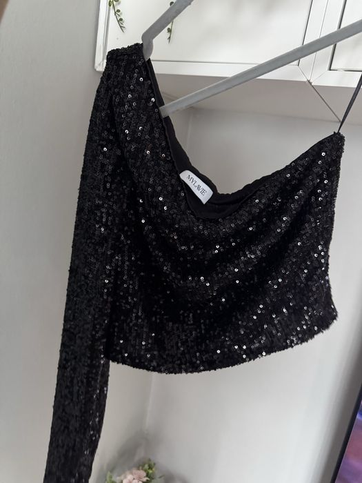 Топ блуза с един ръкав с пайети MYLAVIE X ABOUT YOU