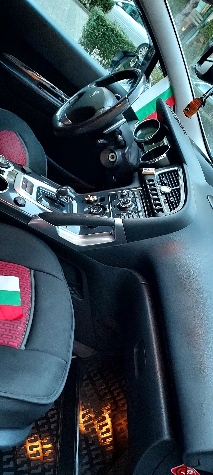 Хубав Автомобил Peugeot 3008 Hybrid Много запазен