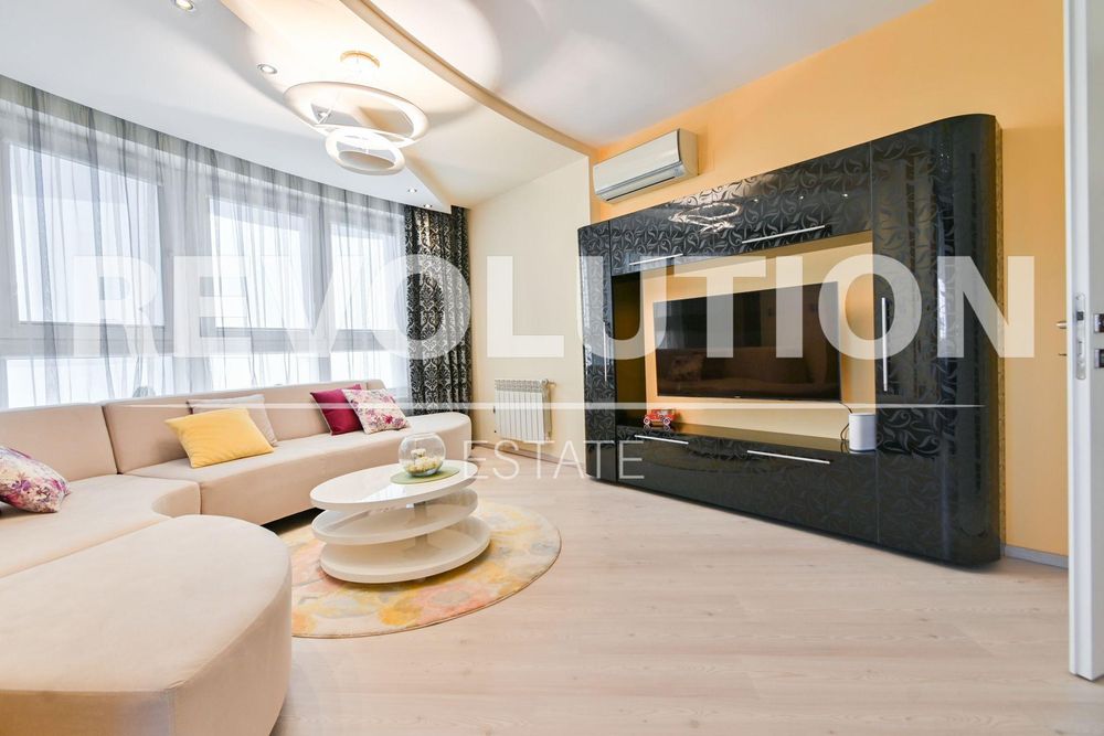 Тристаен апартамент в ж.к. Младост 4.