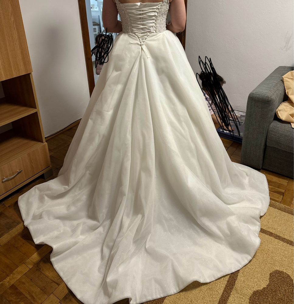 Vand rochie de mireasa !