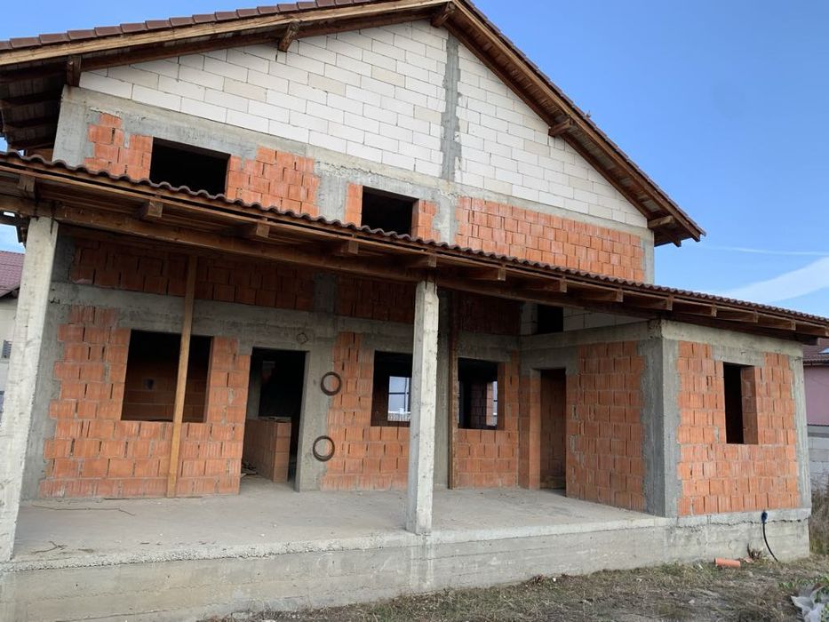 Vând casă P+1 nefinisata
