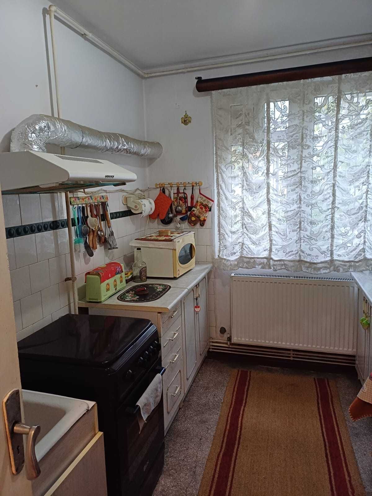 apartament 2 camere mobilat vis-a-vis de red hotel