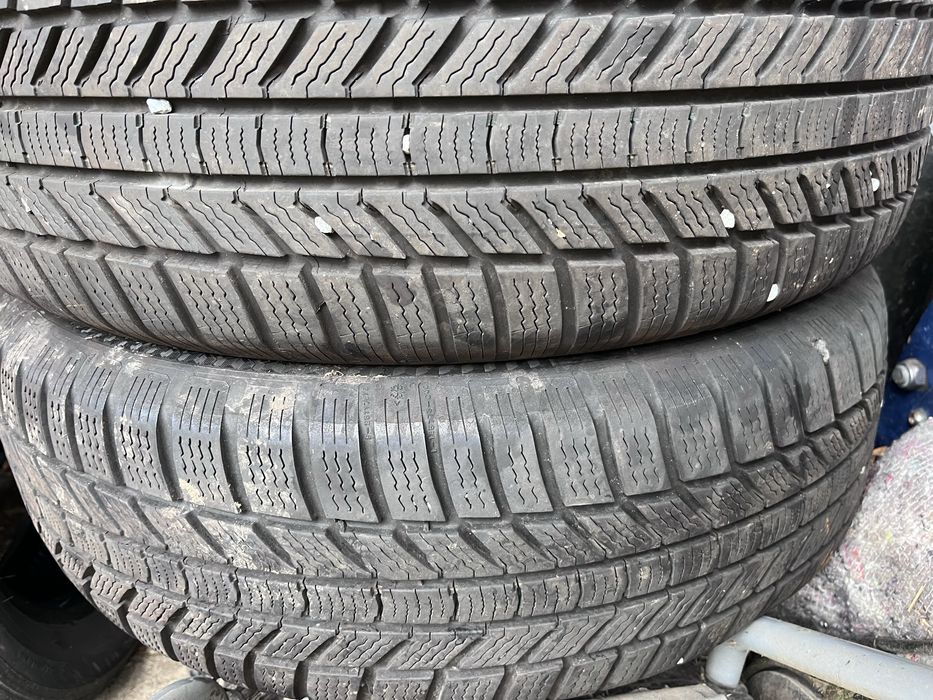 Продавам 2бр зимни гуми 215/65R16 Continental