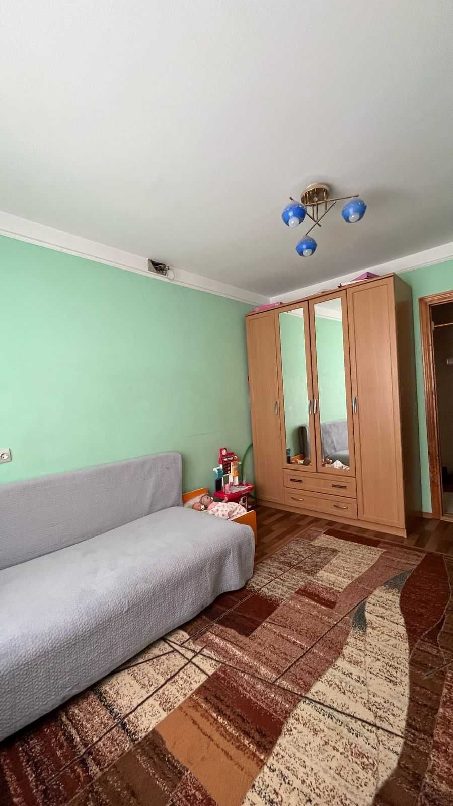 Продам 2 к.кв на 8мкр.