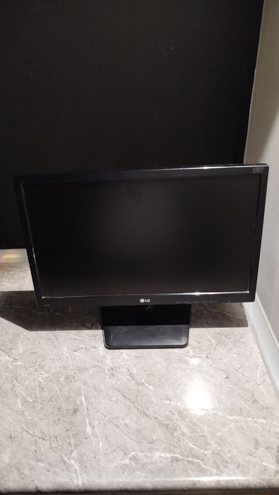 Kompyuter va monitorlar sotiladi