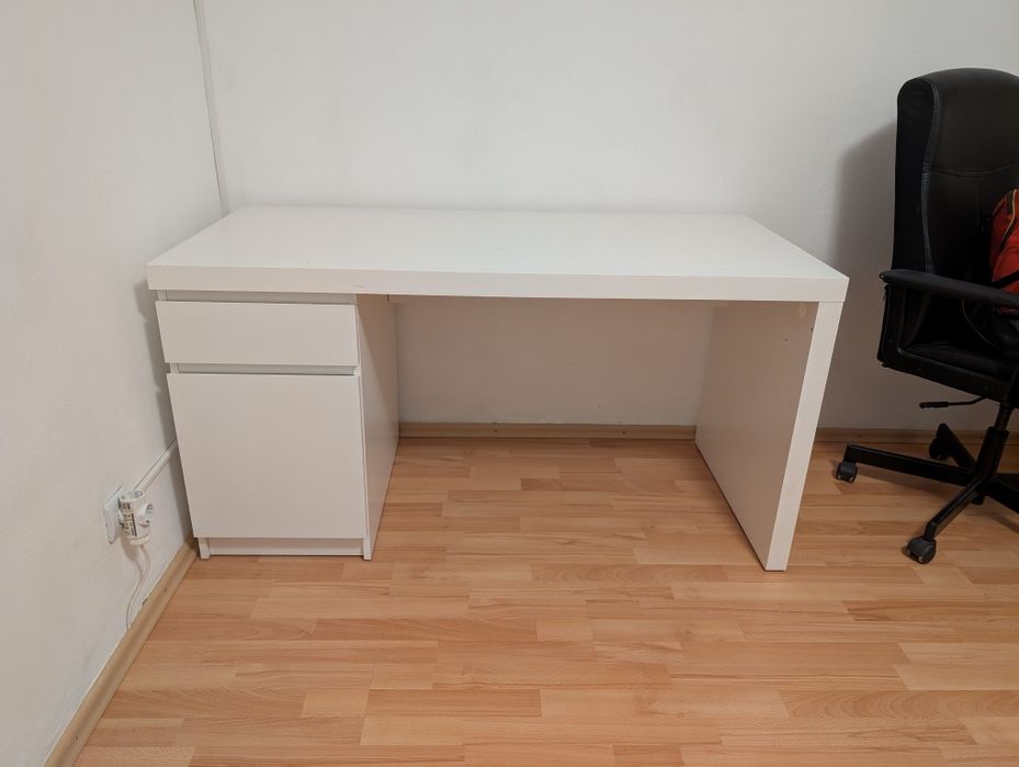 Birou Ikea și scaun oferta de weekend prelungit 250 ron