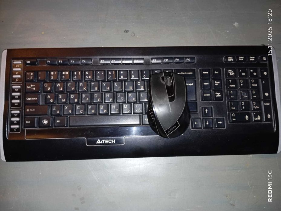 Продаётся комплект без проводная клавиатура и мышка