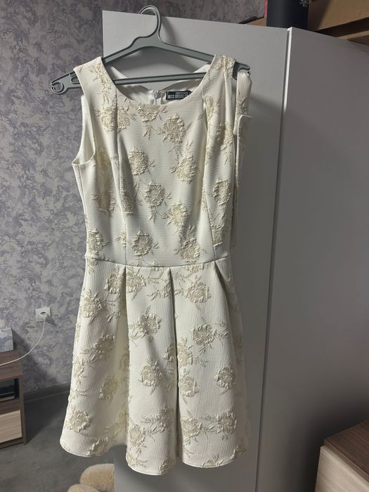 Рокля със златисти орнаменти