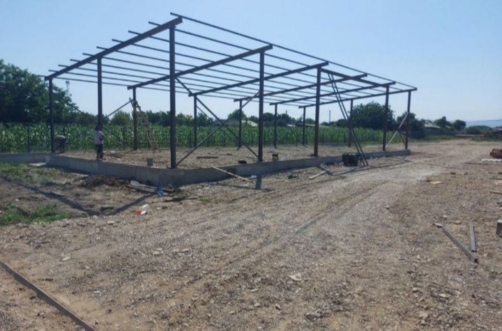 Vând ală metalică de pe stoc 10 m lățime 20 lungime 4 m la strașină cu