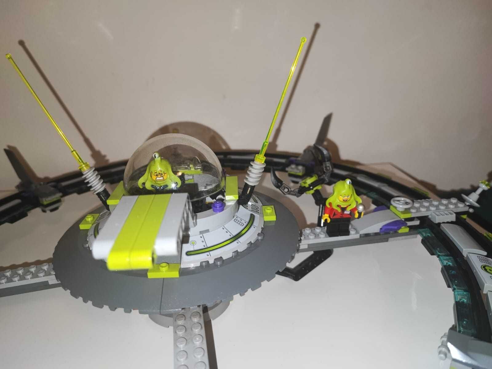 LEGO Alien Mothership Set 7065