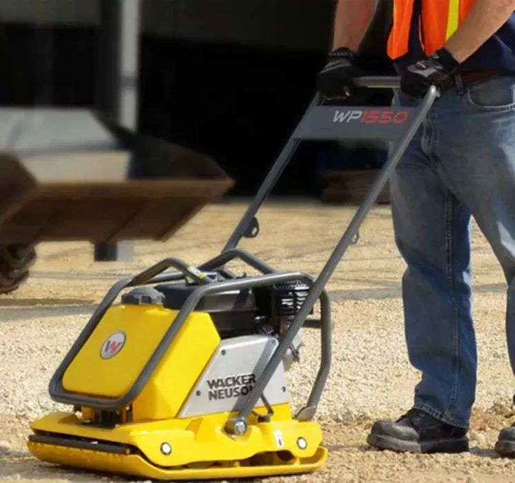 Inchiriez mini excavator ,placa vibranta ,masina de taiat beton