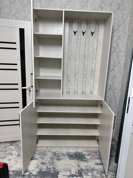 Шкаф кичкина ойок кийим койишга жуда удобный почти янги