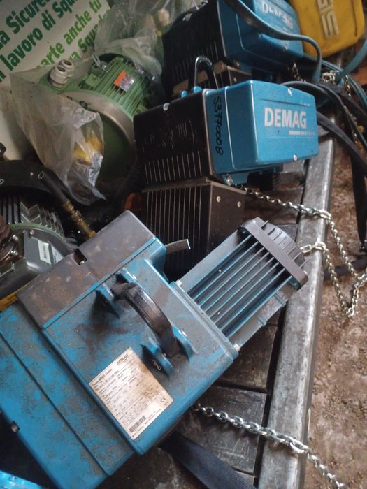 Vând diferite motoare, pompe ,pompe vacuum, macarale