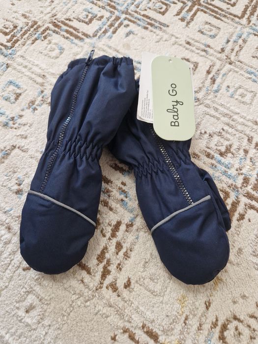 Рукавицы тёплые, размер 12, подойдут на годик-полтора. Новые