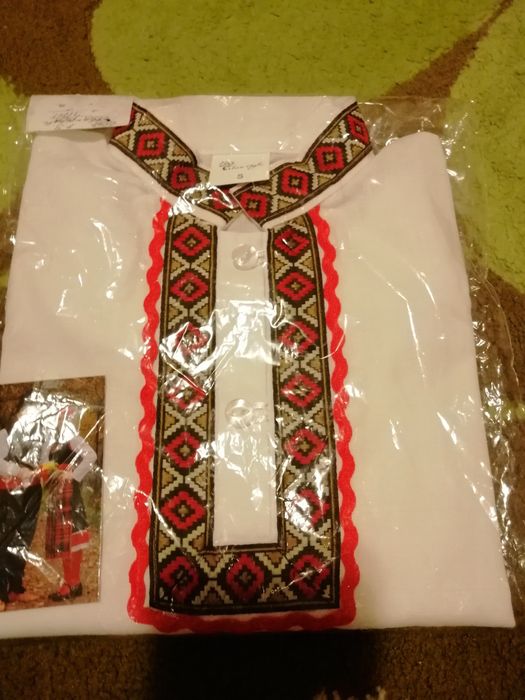 Шивици детска риза носия момче