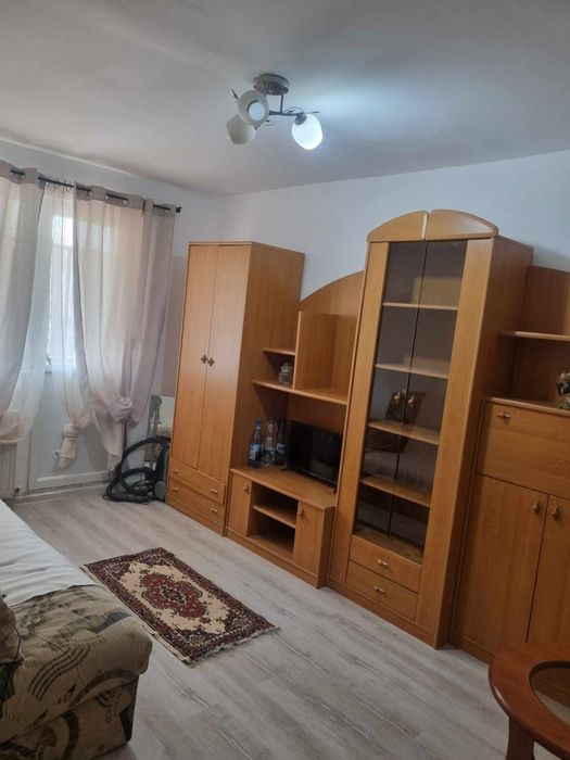 Închiriez garsoniera