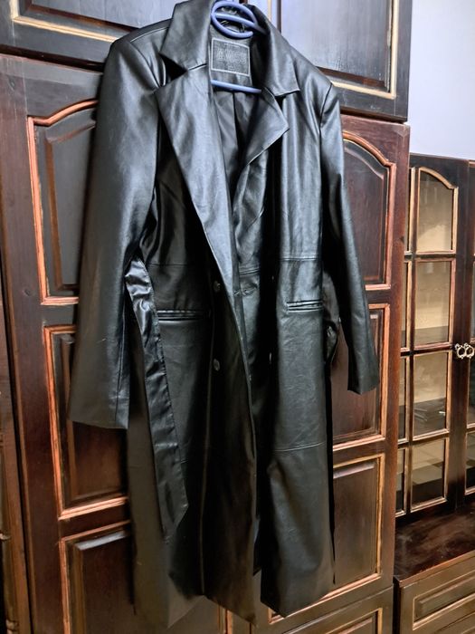 Черно дамско кожено манто-ново,елегантна права кройка