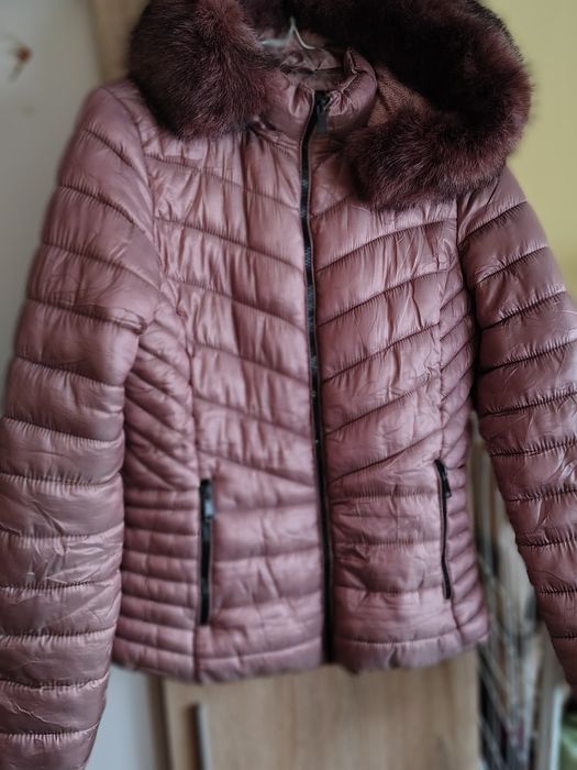 Дамско късо яке с пух на качулката