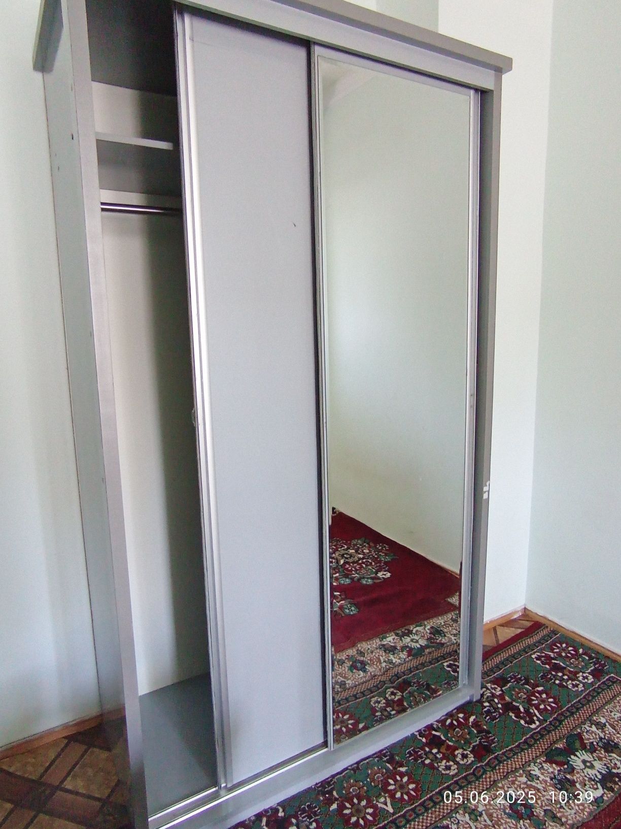 Kiyim shkaf sotiladi.