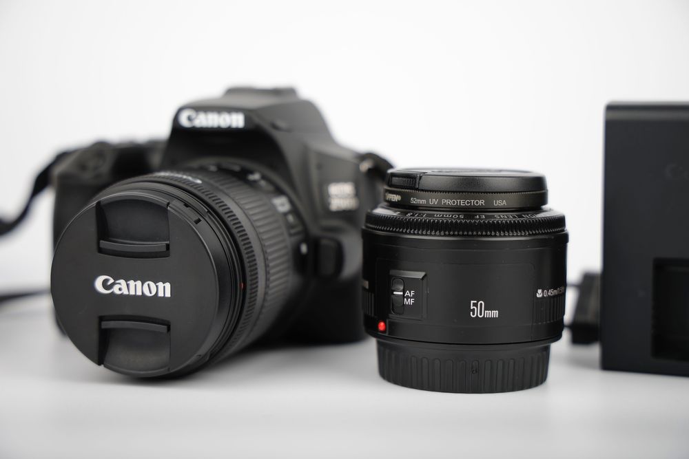 Canon EOS 250D + doua obiective + doua baterii