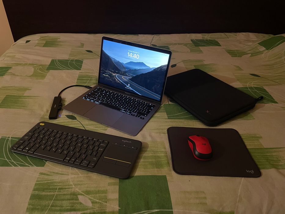 MacBook Air 2020+Подарък (кейс, адаптер, мишка, клавиатура и мауспад)