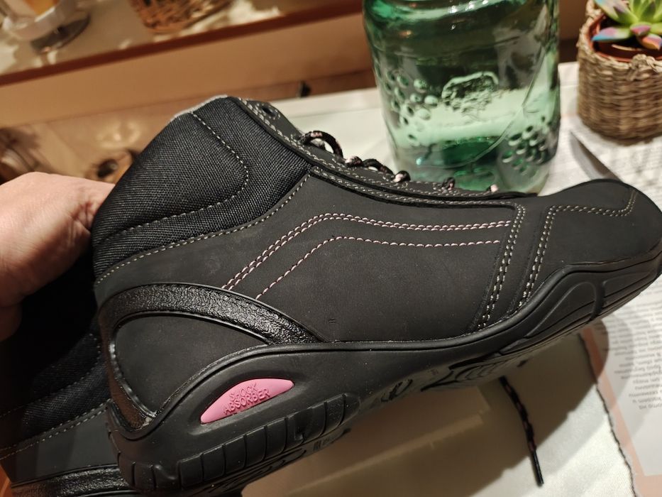 Продавам  НОВИ safety обувки.Номер 37.