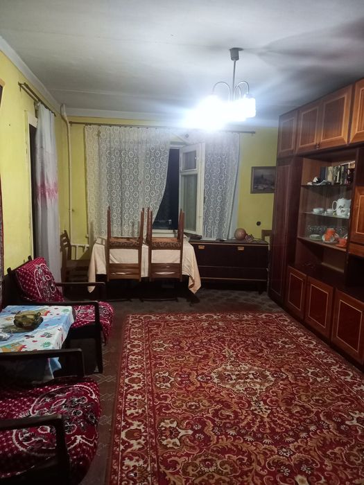 Продаётся 3х ком квартира  в чирчике 2 этаж кафе асарти паварот 15 шк