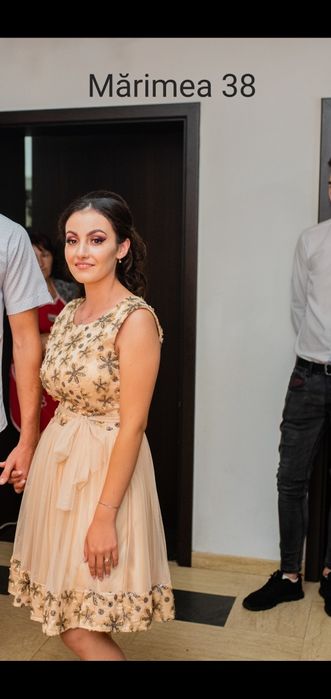 Vând rochițe și pantaloni bărbătești