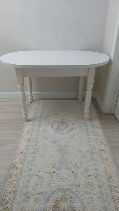 Стол белый в хорошем состоян